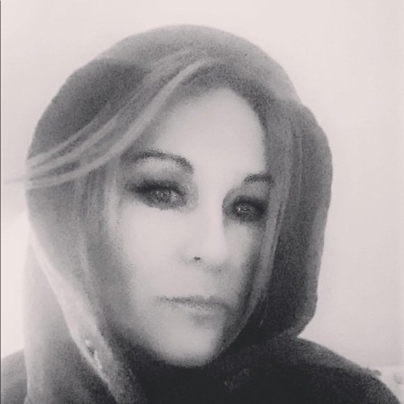 Meet your Posher, Danielle - Picture 1 of 1